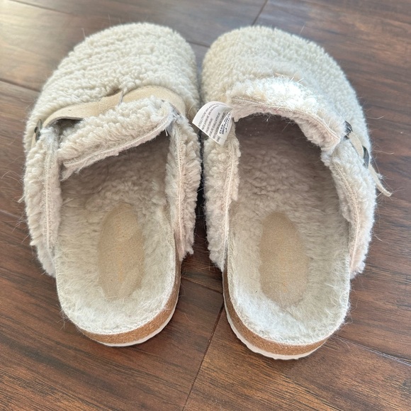 American Eagle Ourfitters Sherpa Clogs - Picture 2 of 3